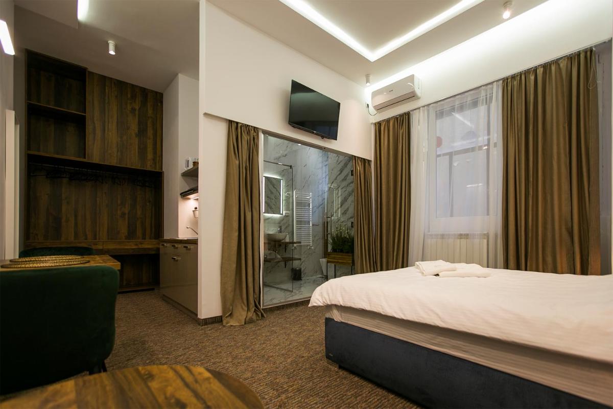 East & West Apartments - Housity