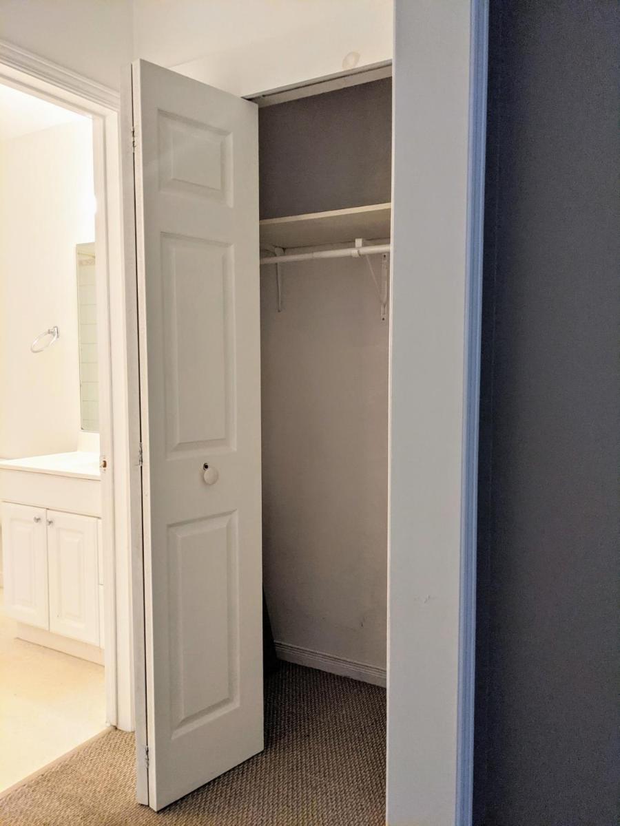 Private 2 bedroom apartment, upstairs, no contact check in - Housity