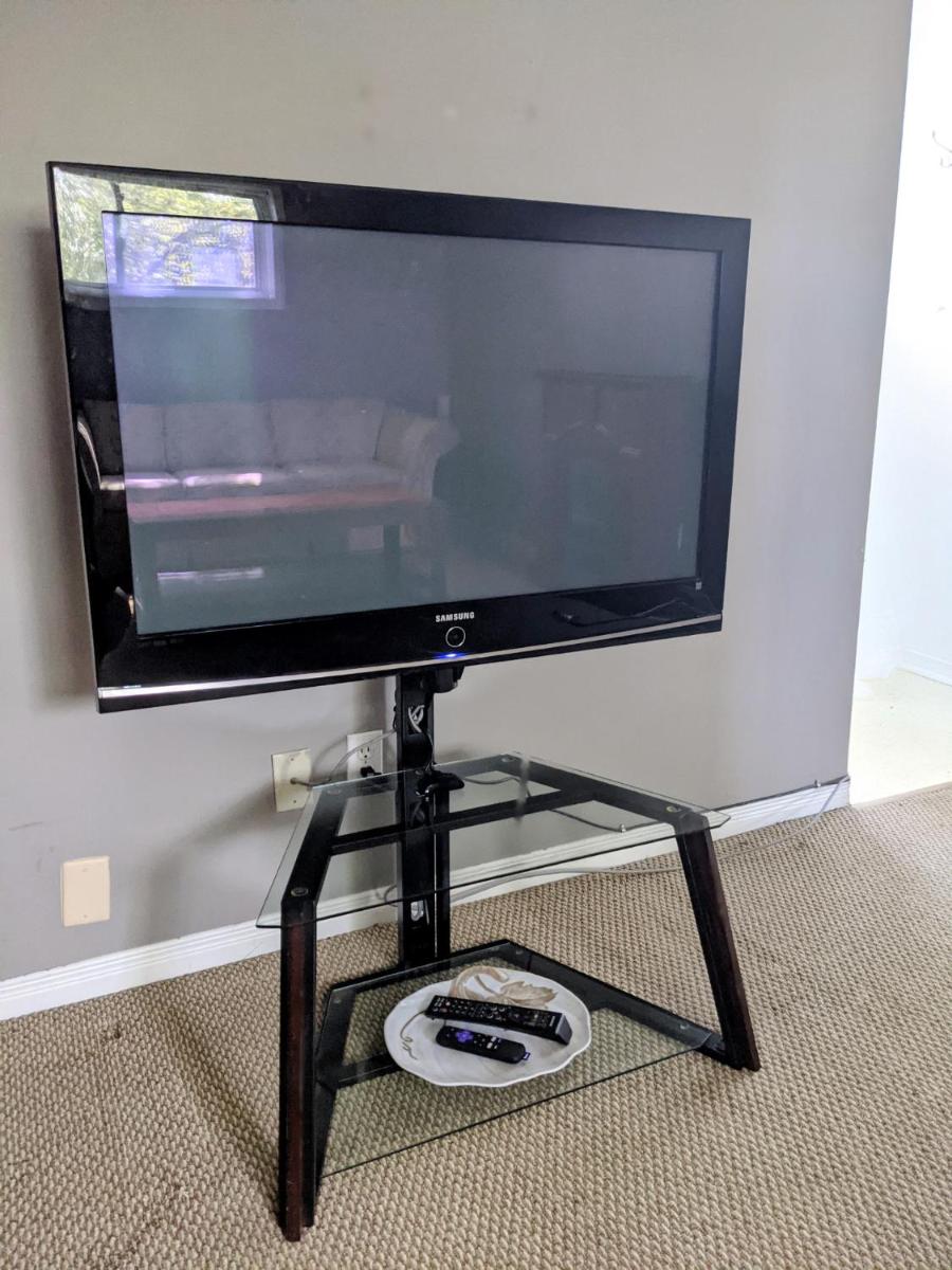 Private 2 bedroom apartment, upstairs, no contact check in - Housity