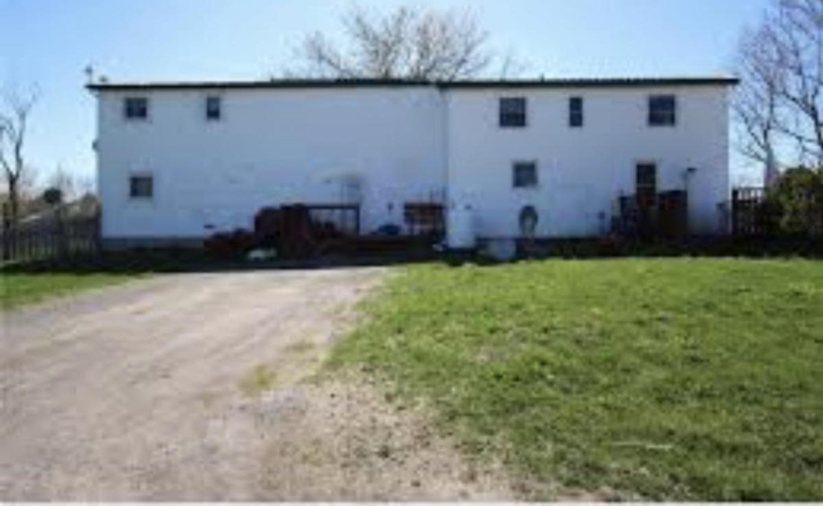 Private 2 bedroom apartment, upstairs, no contact check in - Housity