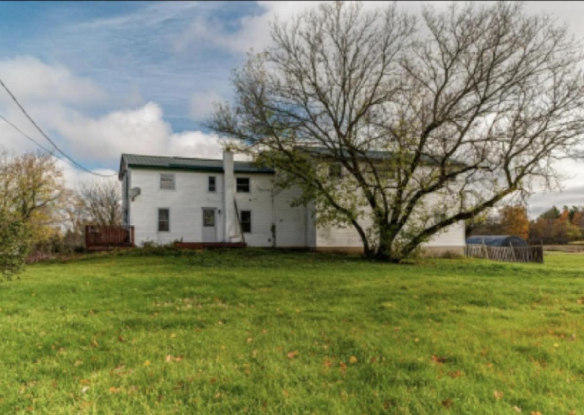 Private 2 bedroom apartment, upstairs, no contact check in - Housity