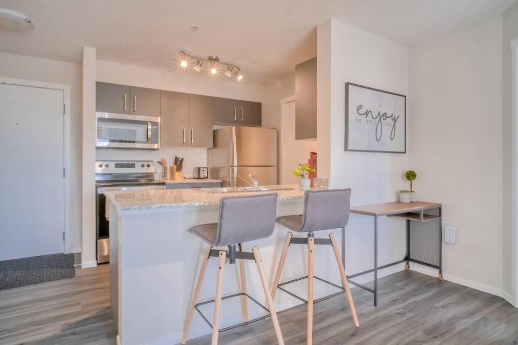 Brand New Luxury 2 Bedrooms Condo Nearby Calgary Airport & Crossiron Mill Mall - Hizvo