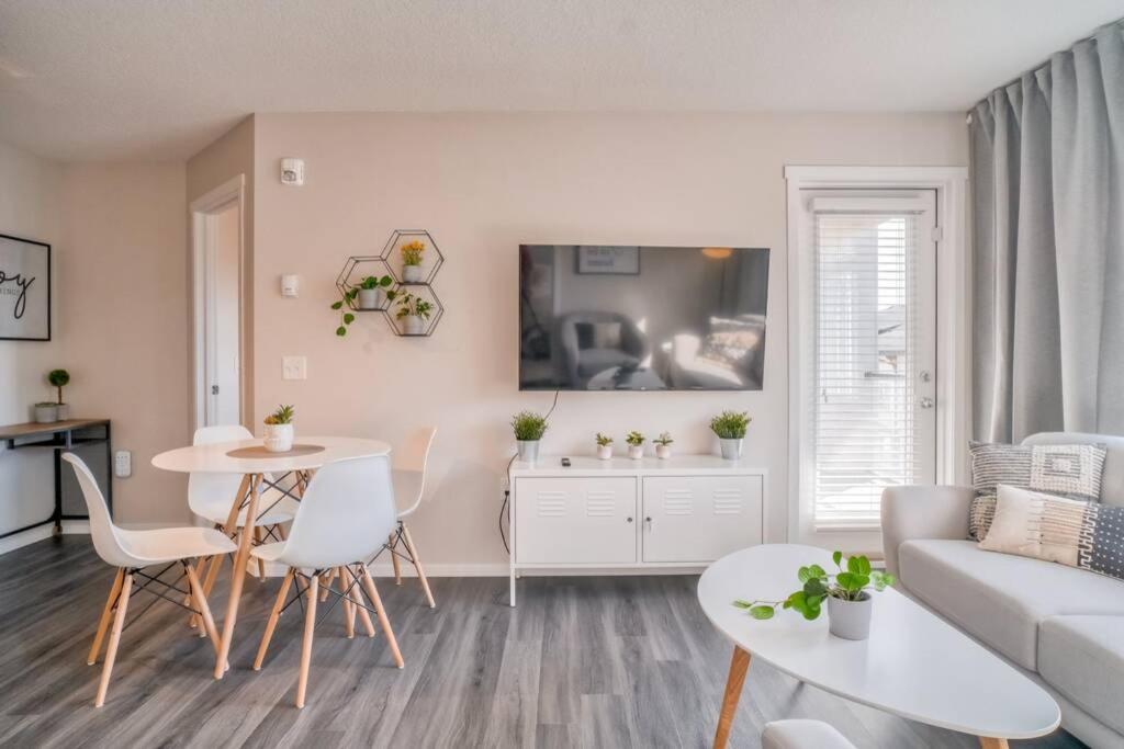 Brand New Luxury 2 Bedrooms Condo Nearby Calgary Airport & Crossiron Mill Mall - Hizvo
