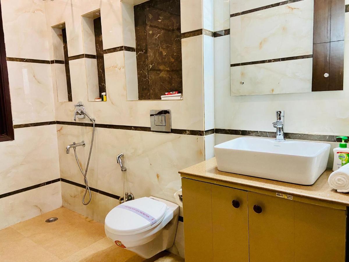 Suitetrails - BluO 1BHK - DLF CyberCity, MG Road - Balcony, Lift