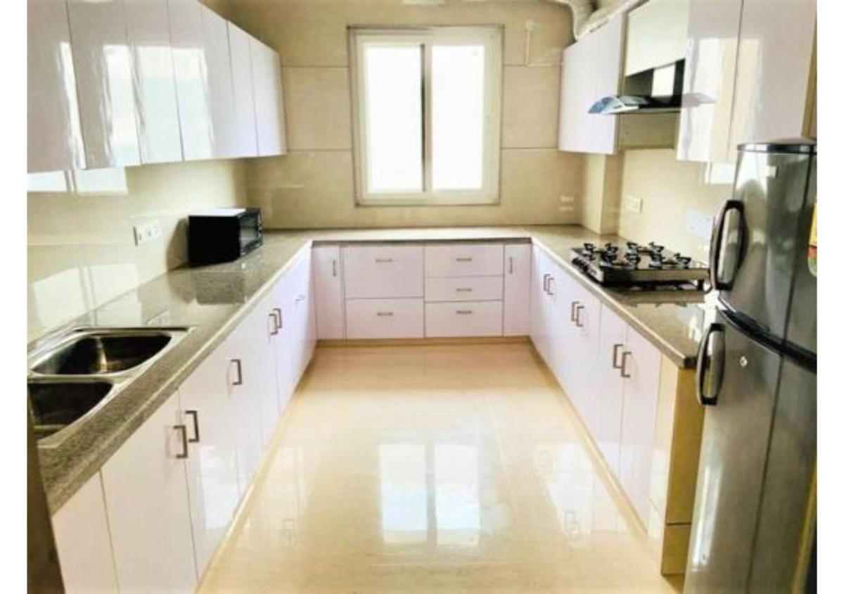Suitetrails - BluO 1BHK - DLF CyberCity, MG Road - Balcony, Lift