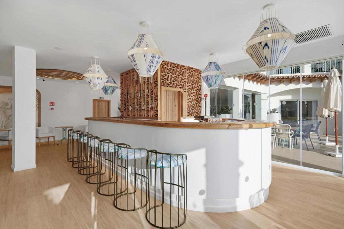 Un restaurante o sitio para comer en Hotel Villa Chiquita - Adults Only - Over 12