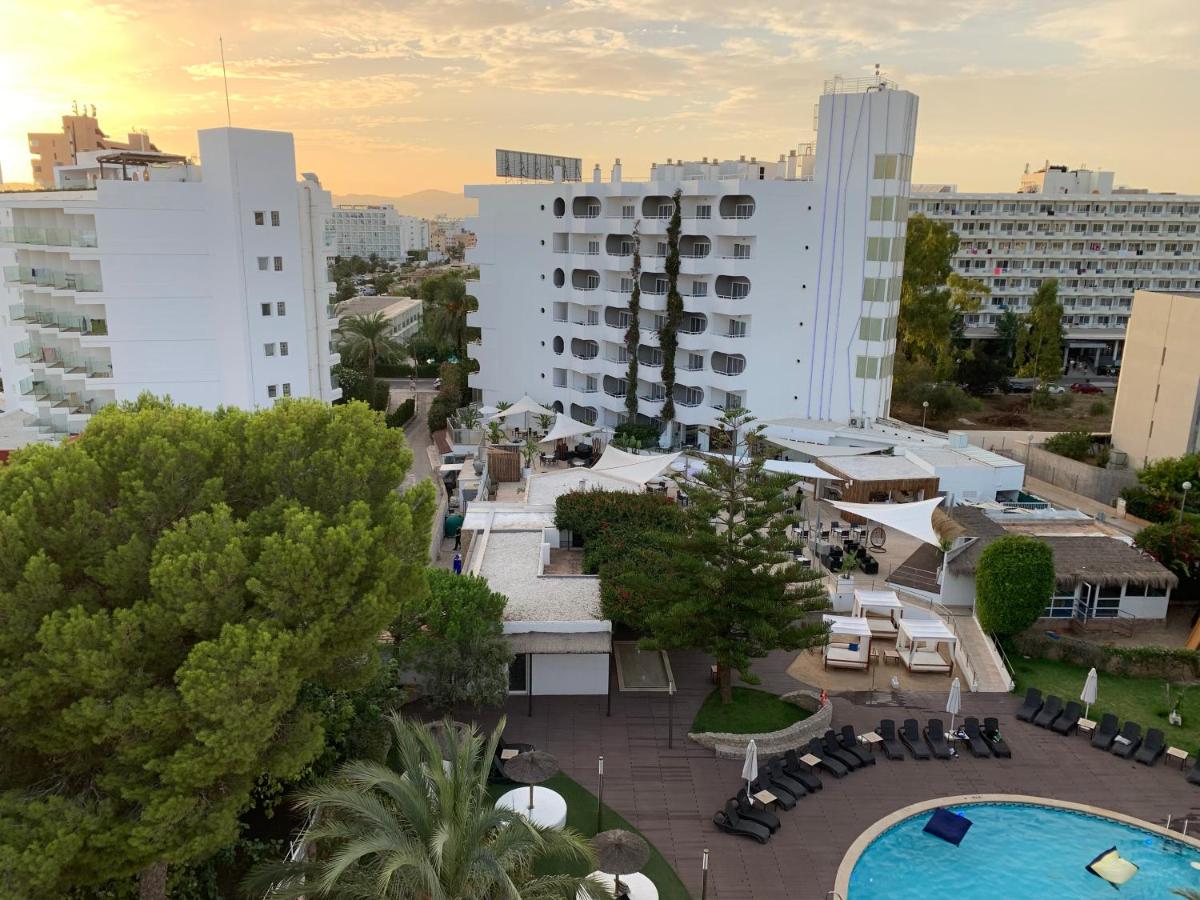 una vista aérea de un hotel con piscina y edificios en BG Pamplona, en Playa de Palma