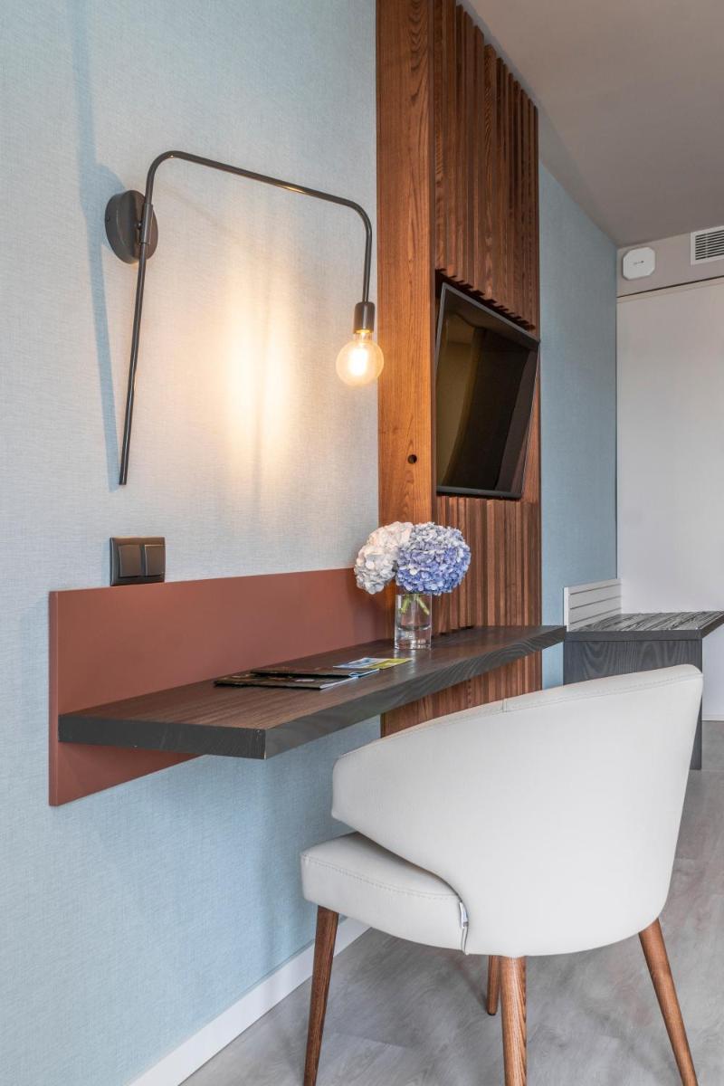 Uma televisão e/ou sistema de entretenimento em Hotel Verde Mar & SPA