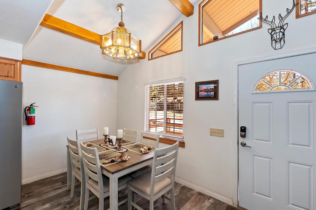 DoorMat Vacation Rentals - Bear Cub Cottage - HOT TUB! - Housity