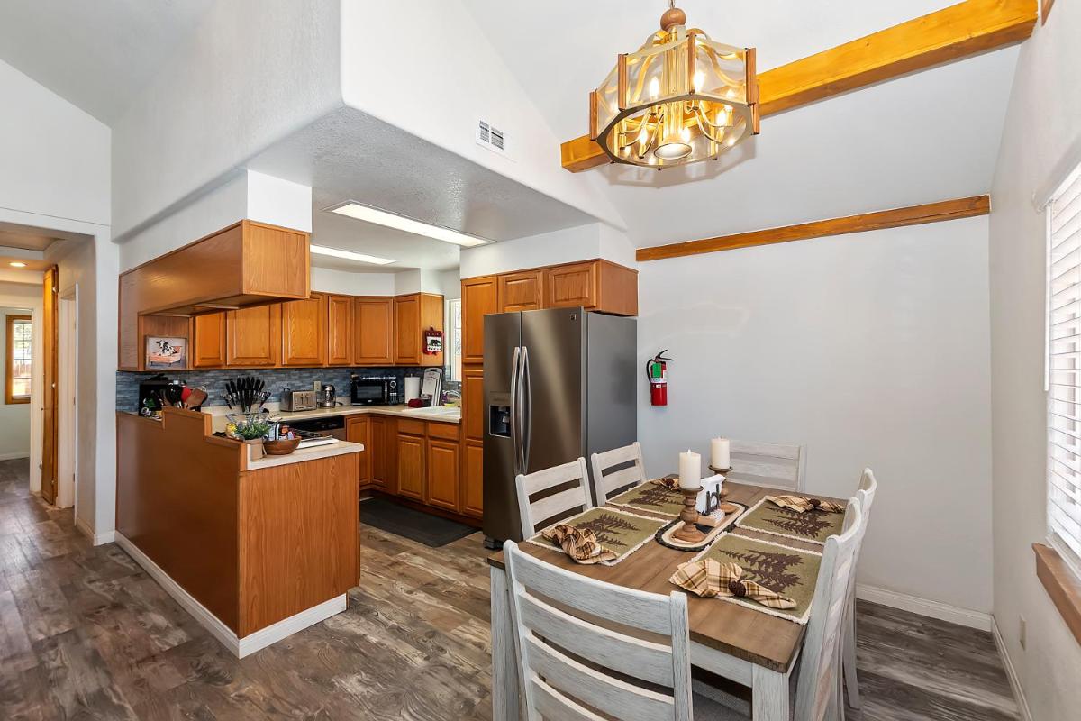 DoorMat Vacation Rentals - Bear Cub Cottage - HOT TUB! - Housity