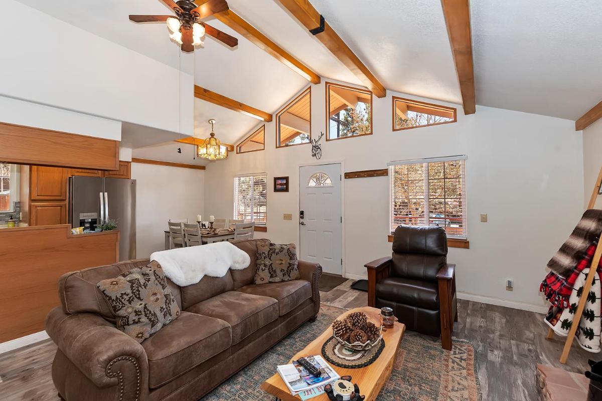 DoorMat Vacation Rentals - Bear Cub Cottage - HOT TUB! - Housity