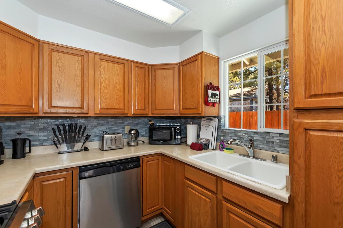 DoorMat Vacation Rentals - Bear Cub Cottage - HOT TUB! - Housity