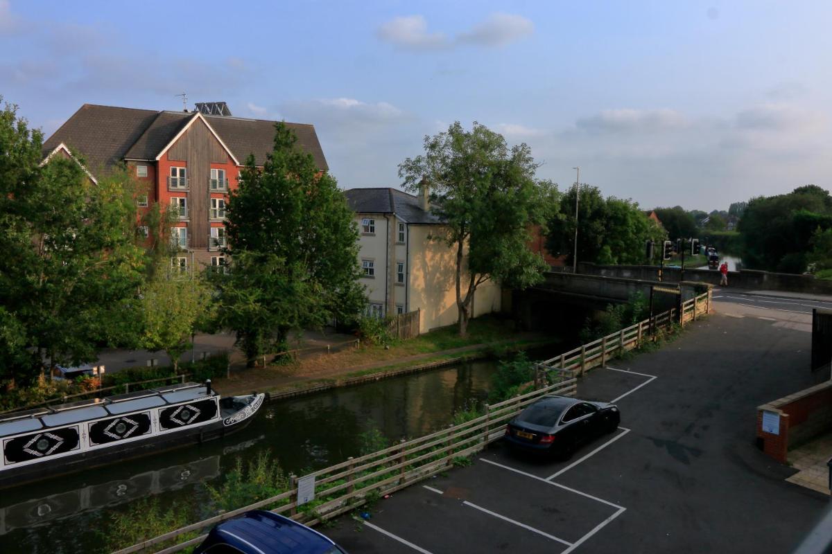 Canal View Apartment - Housity