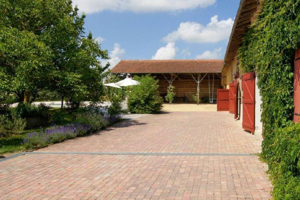 Mountoussin · Ferme de charme vue pyrénées avec piscine - Housity