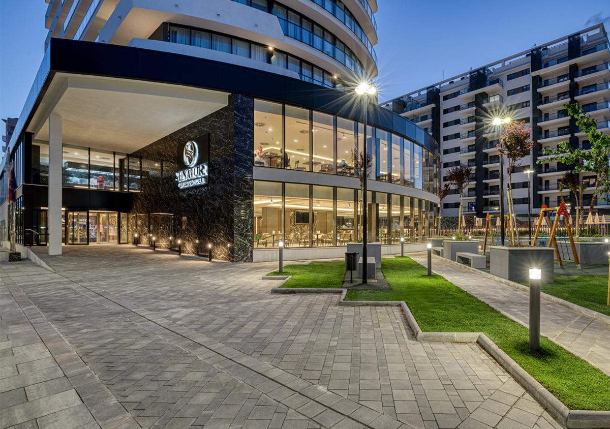 Un gran edificio con luces en el frente. en Senator Gandia, en Gandía