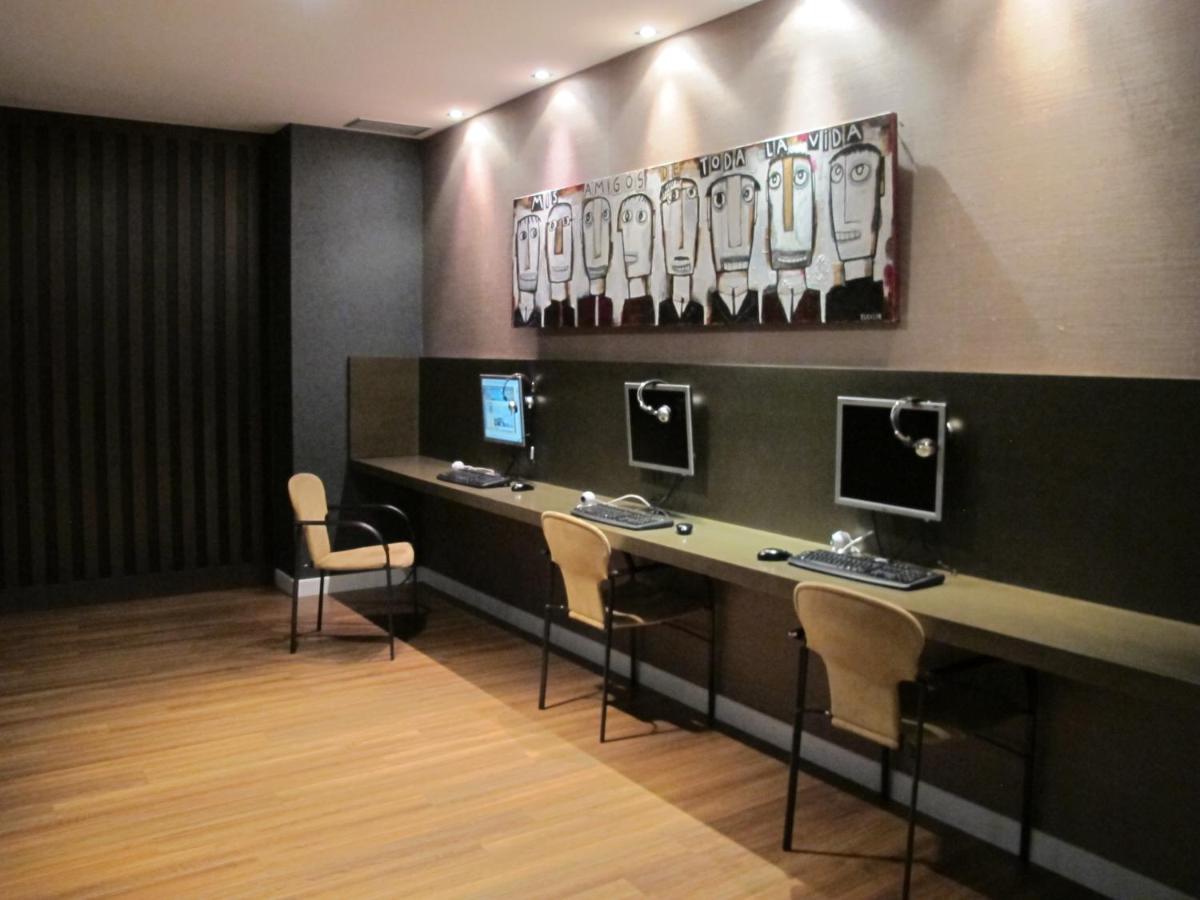 Una televisión o centro de entretenimiento en HG La Molina