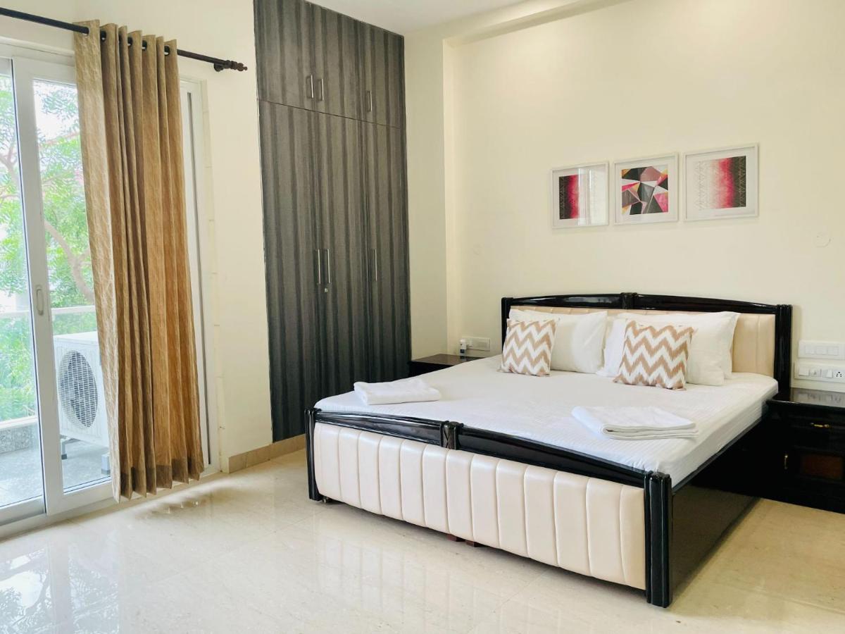Suitetrails - BluO 1BHK - DLF CyberCity, MG Road - Balcony, Lift