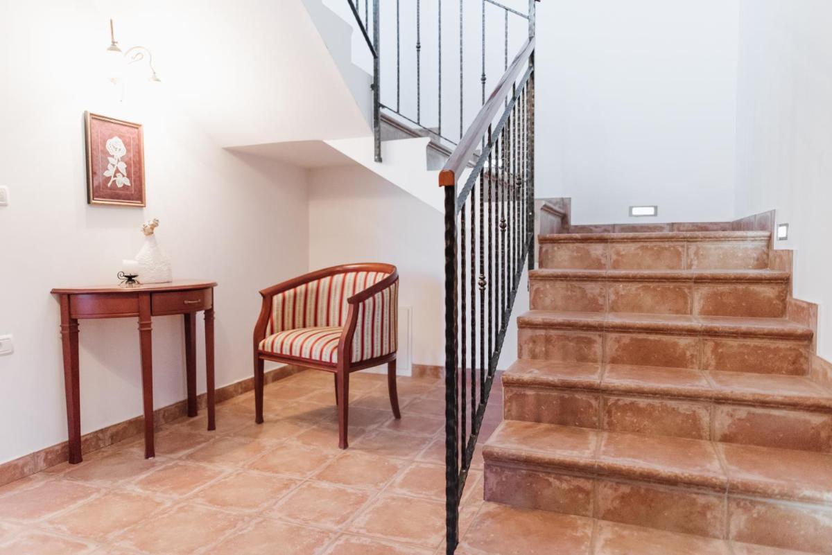 Castle house with swimming pool & sauna & tennis court & wine cellar - Housity