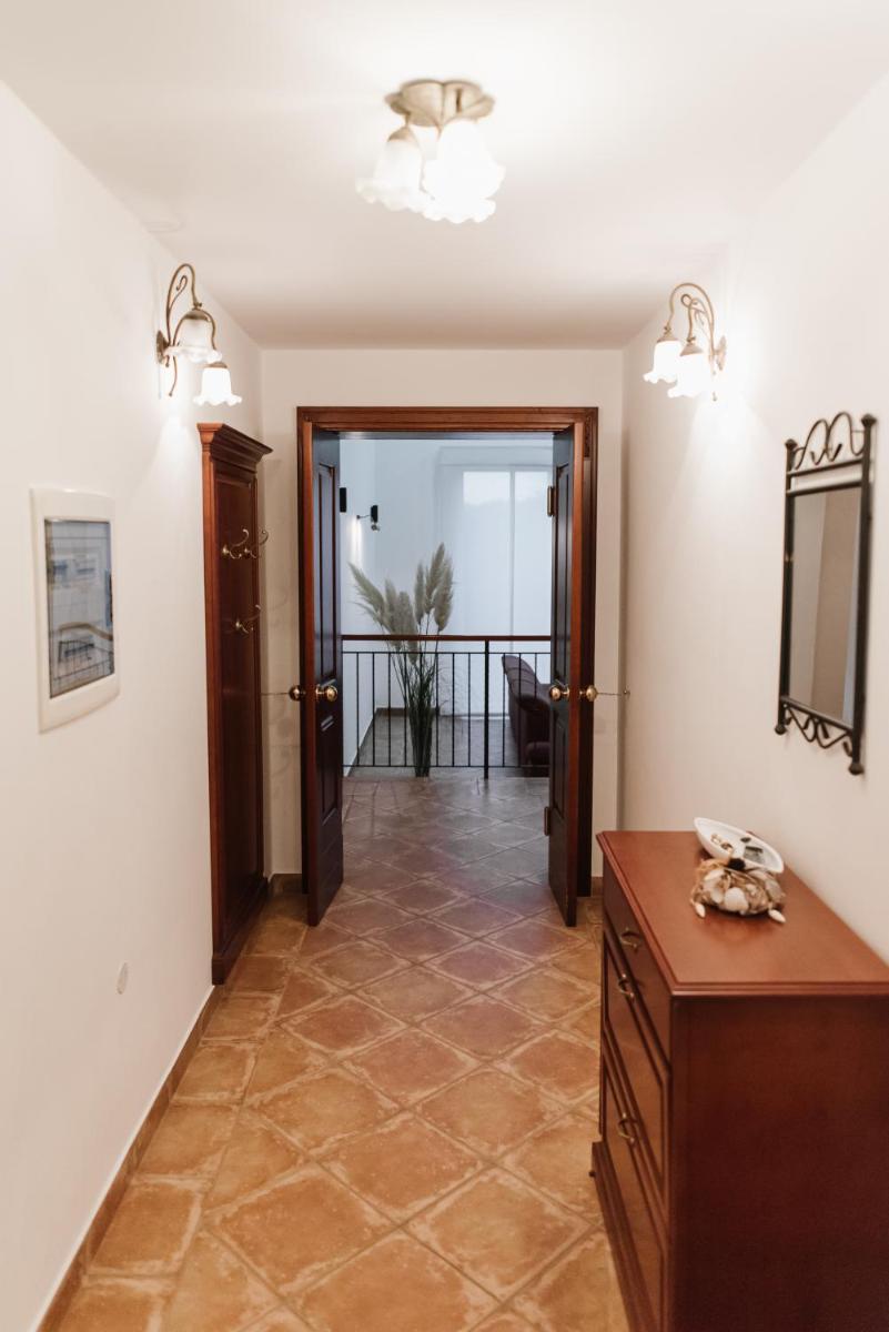 Castle house with swimming pool & sauna & tennis court & wine cellar - Housity
