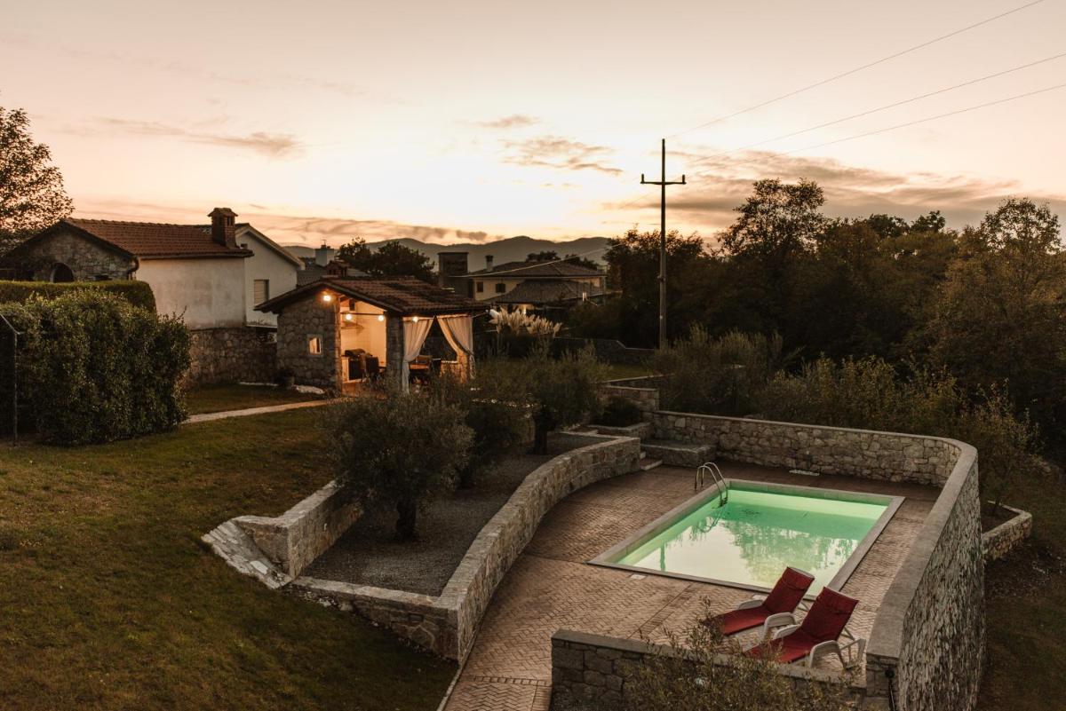 Castle house with swimming pool & sauna & tennis court & wine cellar - Housity