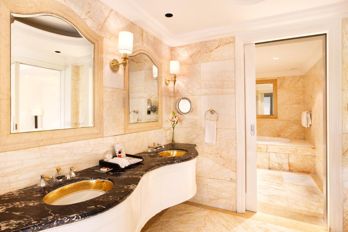 a bathroom with a sink and a tub at The Claridges New Delhi in New Delhi a bathroom with a sink and a tub at The Claridges New Delhi in New Delhi