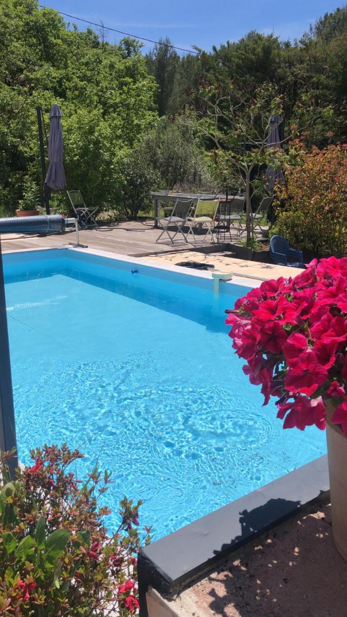 L’Escapade. Entre Aix et Marseille, studio pleine nature. - Housity