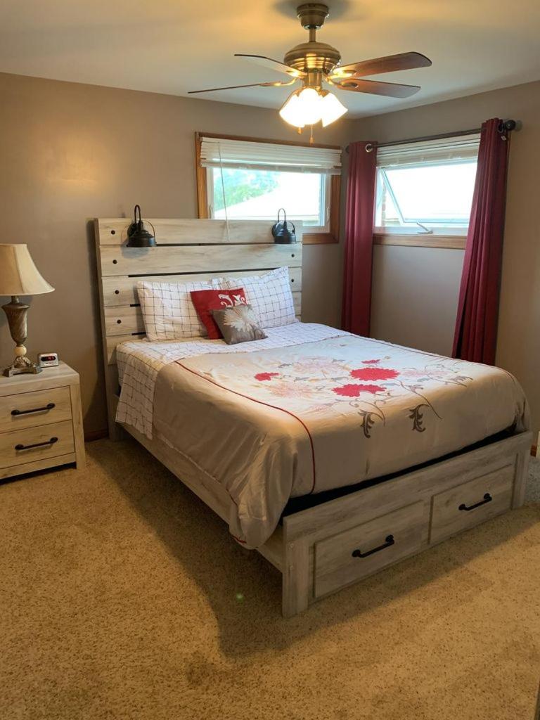 Niagara Falls Private Brick Vacation Home - Housity