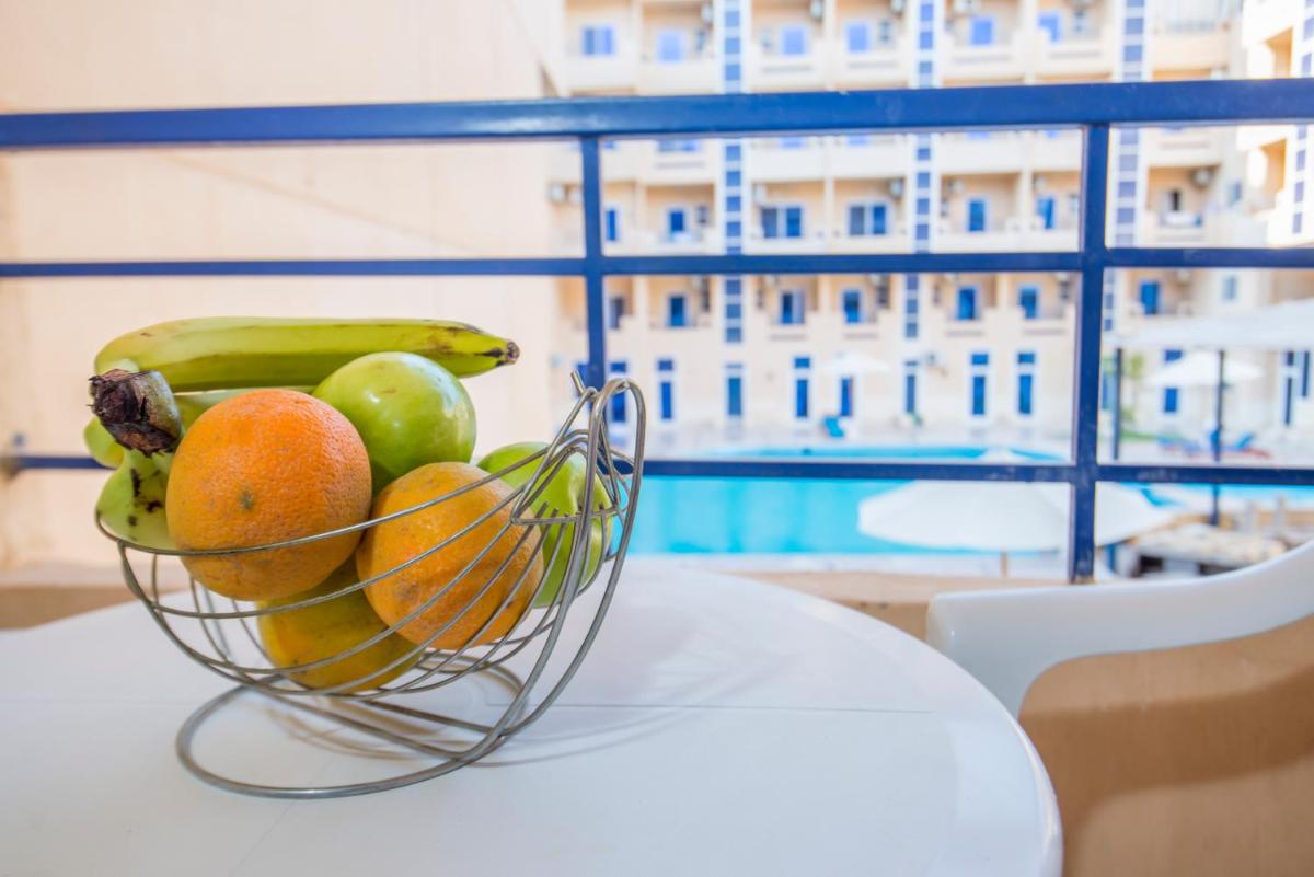 Pool View With Balcony Near El Gouna - 2x Large Pools & Kitchen - EU Standards - Tiba Resort E4 - Housity