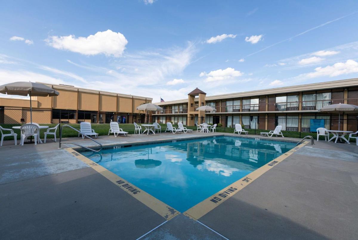 Super 8 by Wyndham Goldsboro - Housity