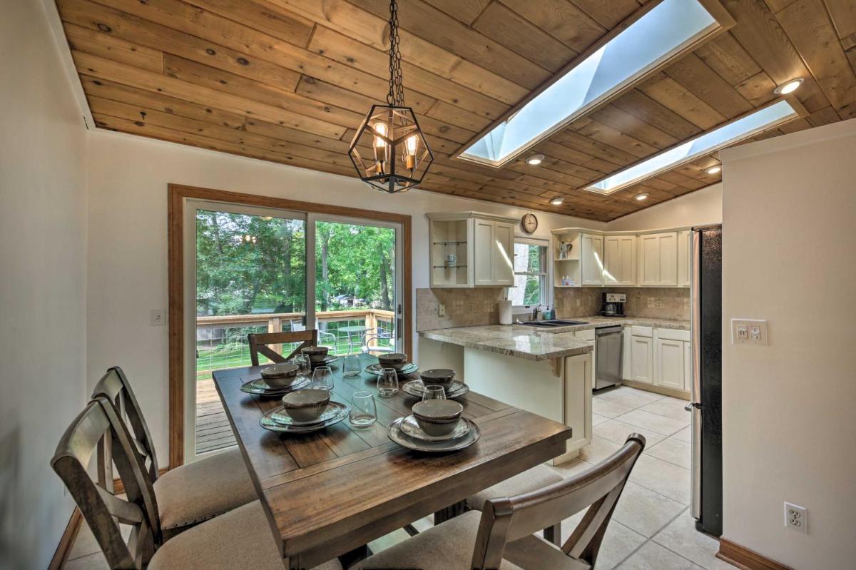 Lake Nagawicka Home - 2 Blocks to Boat Launch - Housity