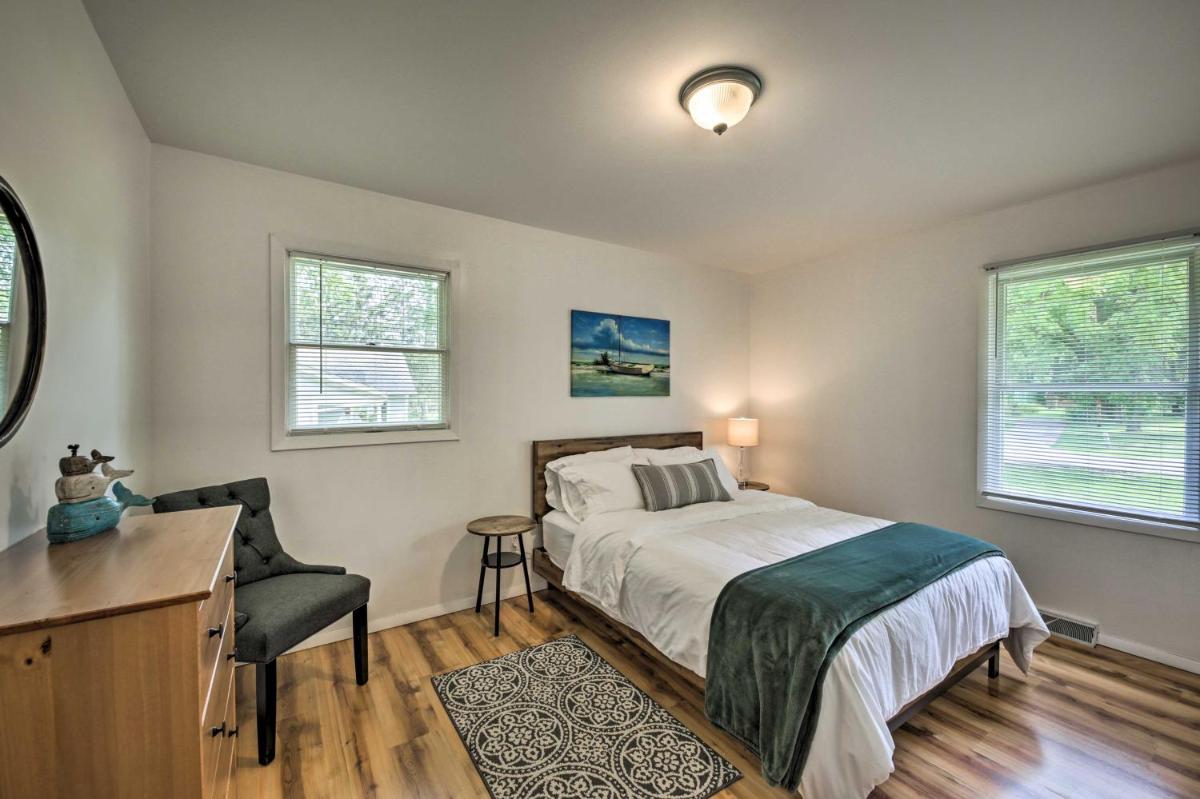 Lake Nagawicka Home - 2 Blocks to Boat Launch - Housity
