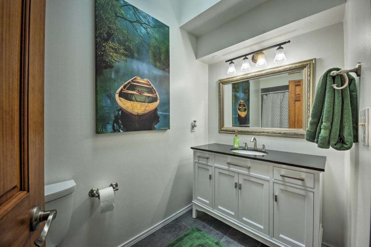 Lake Nagawicka Home - 2 Blocks to Boat Launch - Housity