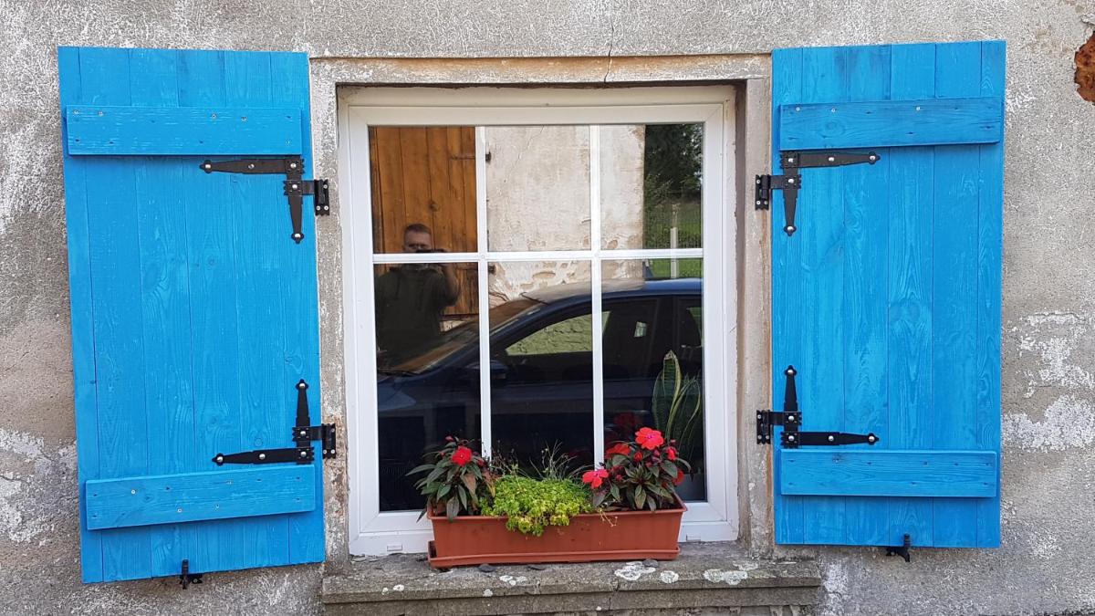 Dom O Niebieskich Okiennicach - Housity