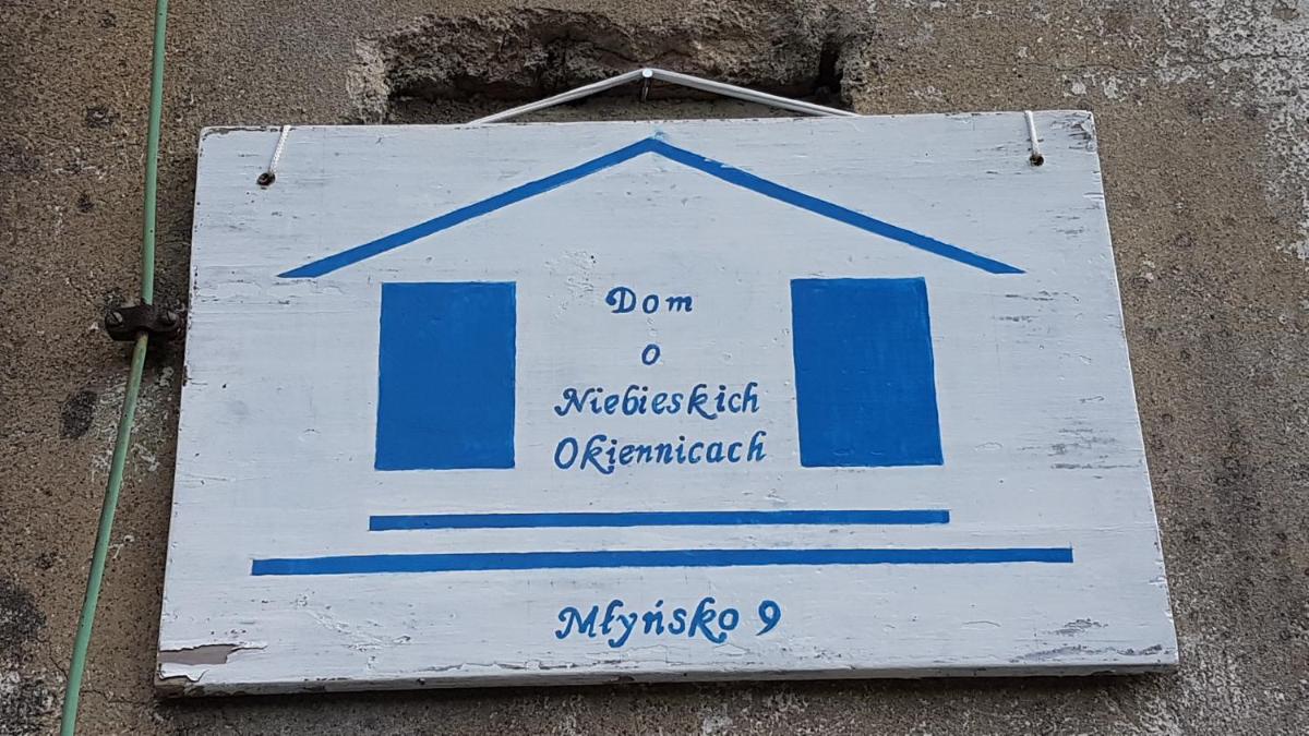 Dom O Niebieskich Okiennicach - Housity