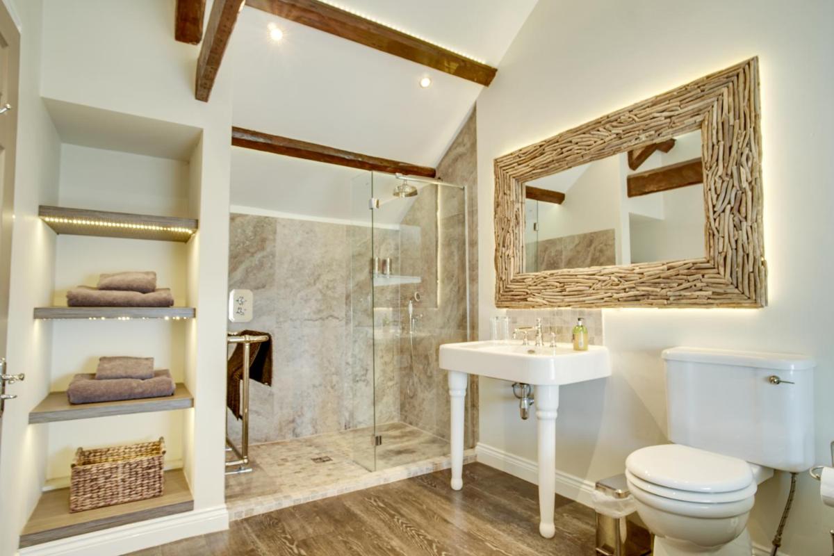 Shore Hotel - Housity