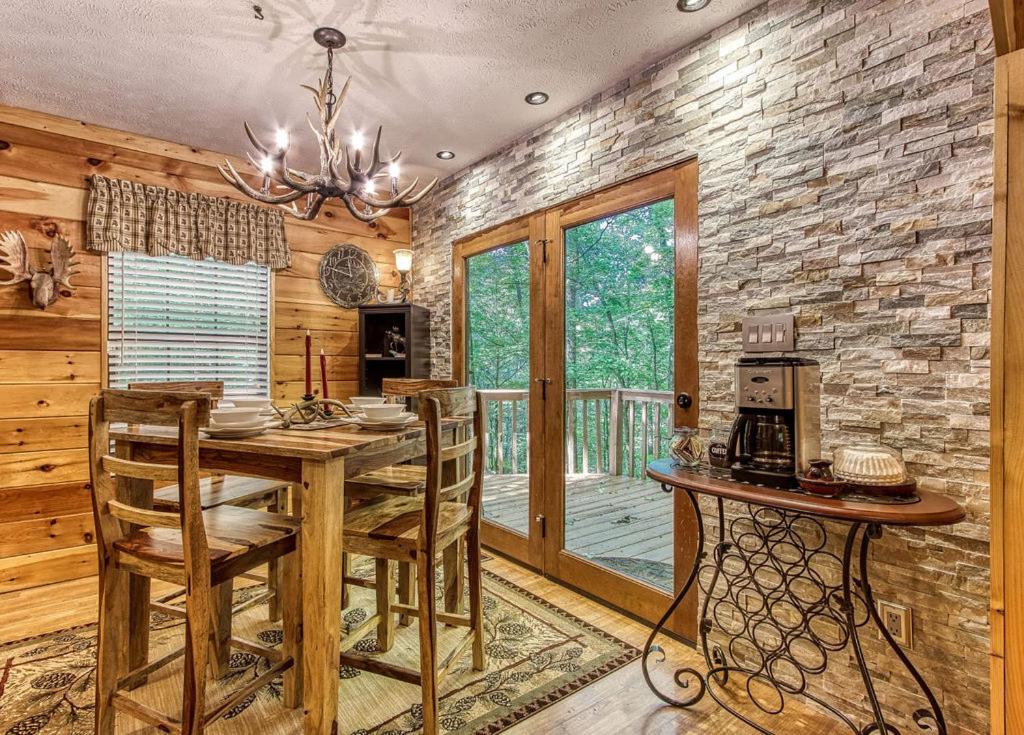 Magical Nights, Hot Tub, WIFI, 1089 FREE tickets each paid day, Dollywood and More - Housity