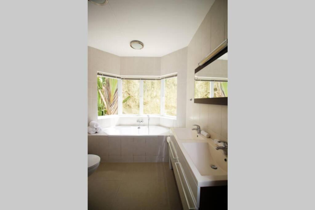 Blue Emerald on Blue Bay Beach - Housity