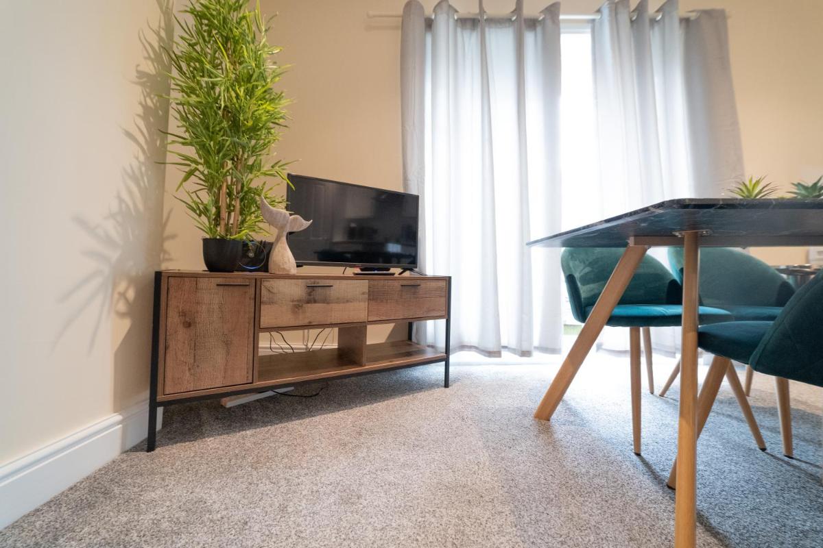 Luxury 3 Bedroom Apartment near Brighton Beach - Housity