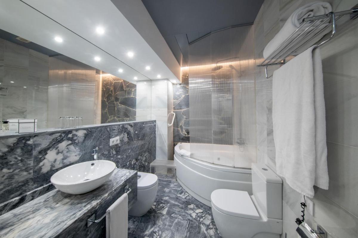 Un baño de Soho Boutique Capuchinos & Spa