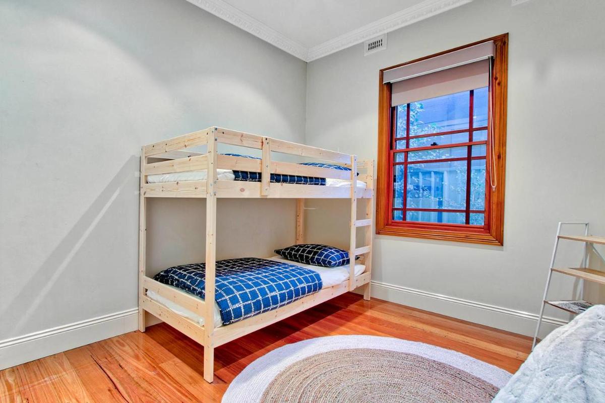Adelaide 4 Bedroom House with Pool - Housity