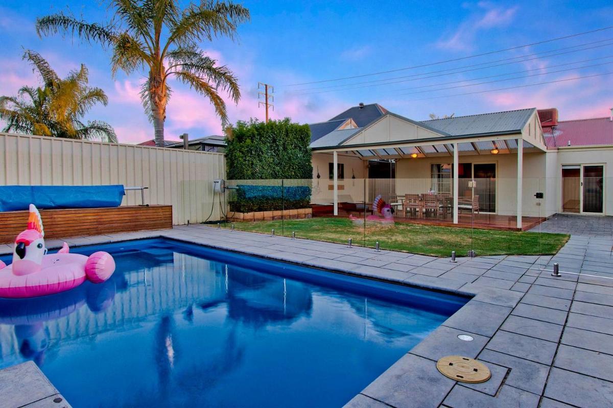 Adelaide 4 Bedroom House with Pool - Housity