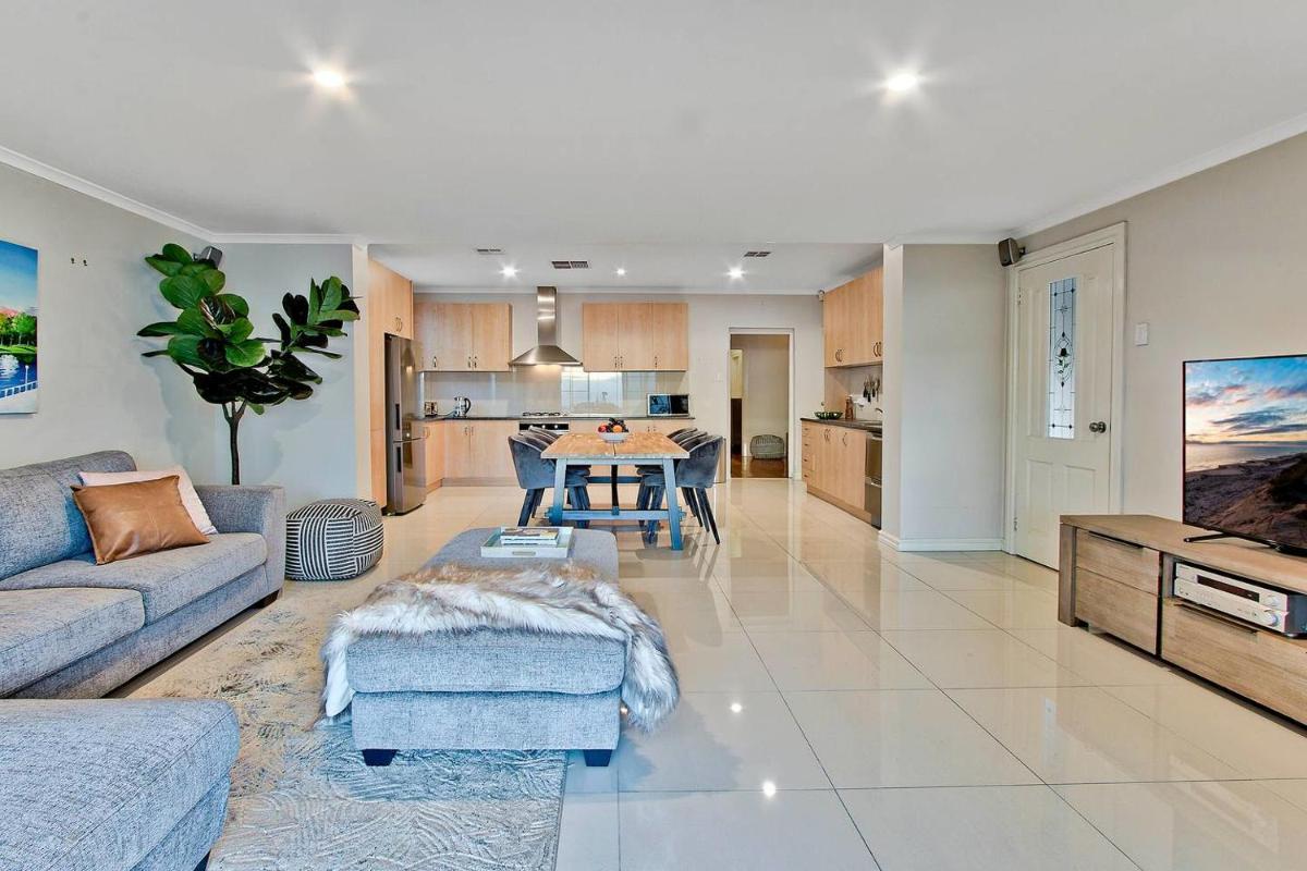 Adelaide 4 Bedroom House with Pool - Housity