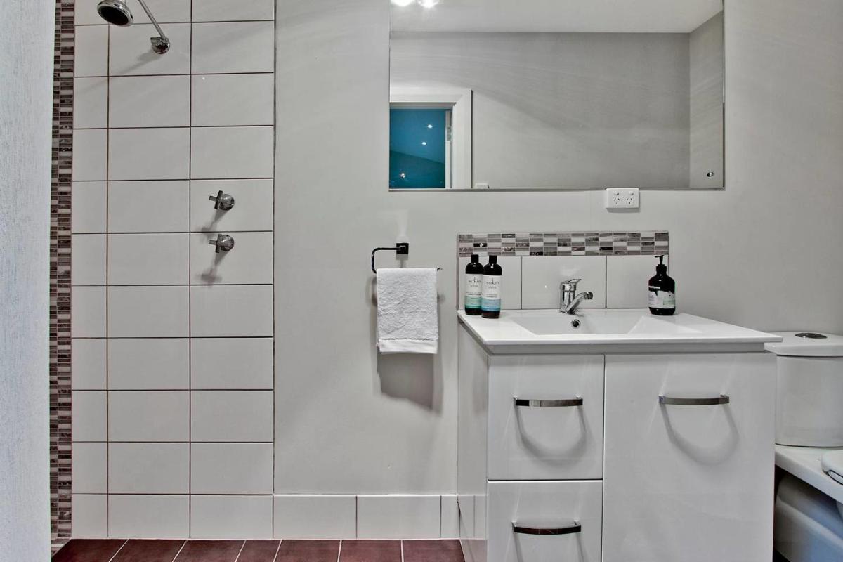 Adelaide 4 Bedroom House with Pool - Housity