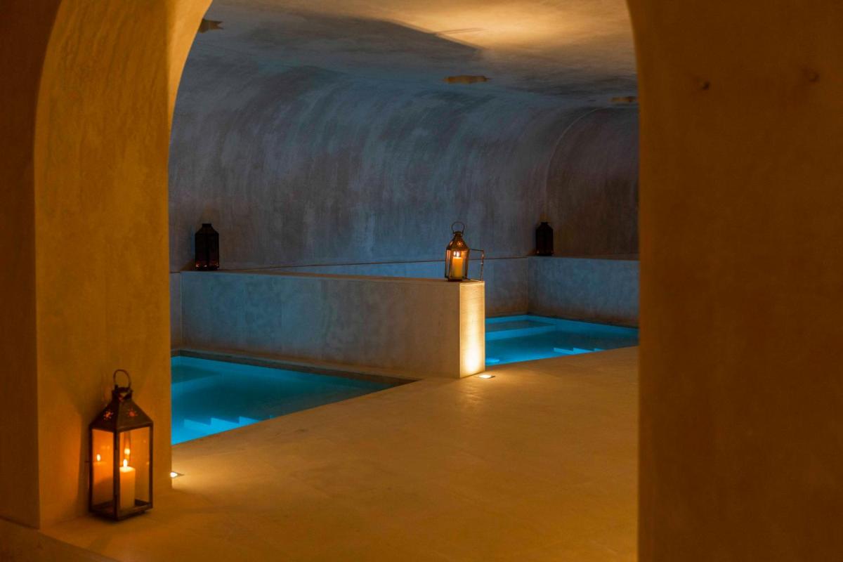Habitación con piscina con luces. en Hábitat Cigüeña Negra, en Valverde del Fresno