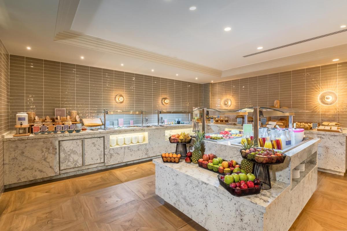 Comida en o cerca de este hotel