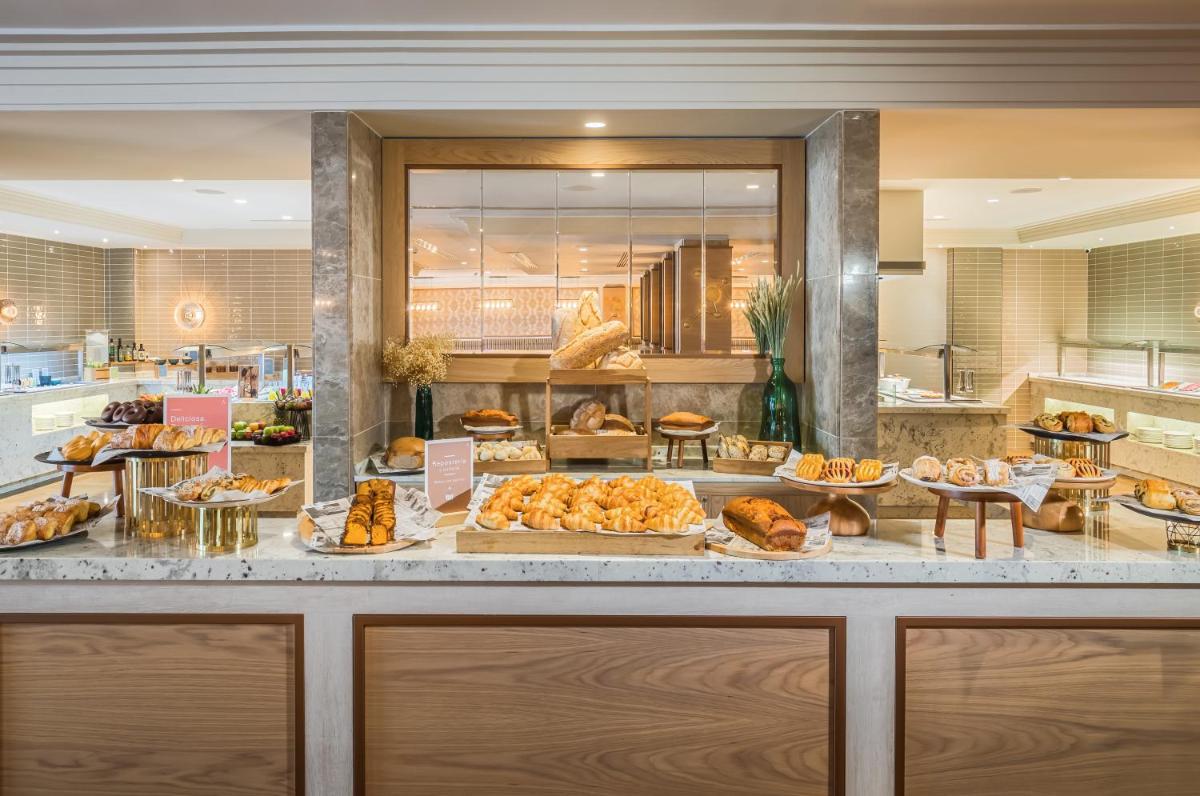 Comida en o cerca de este hotel