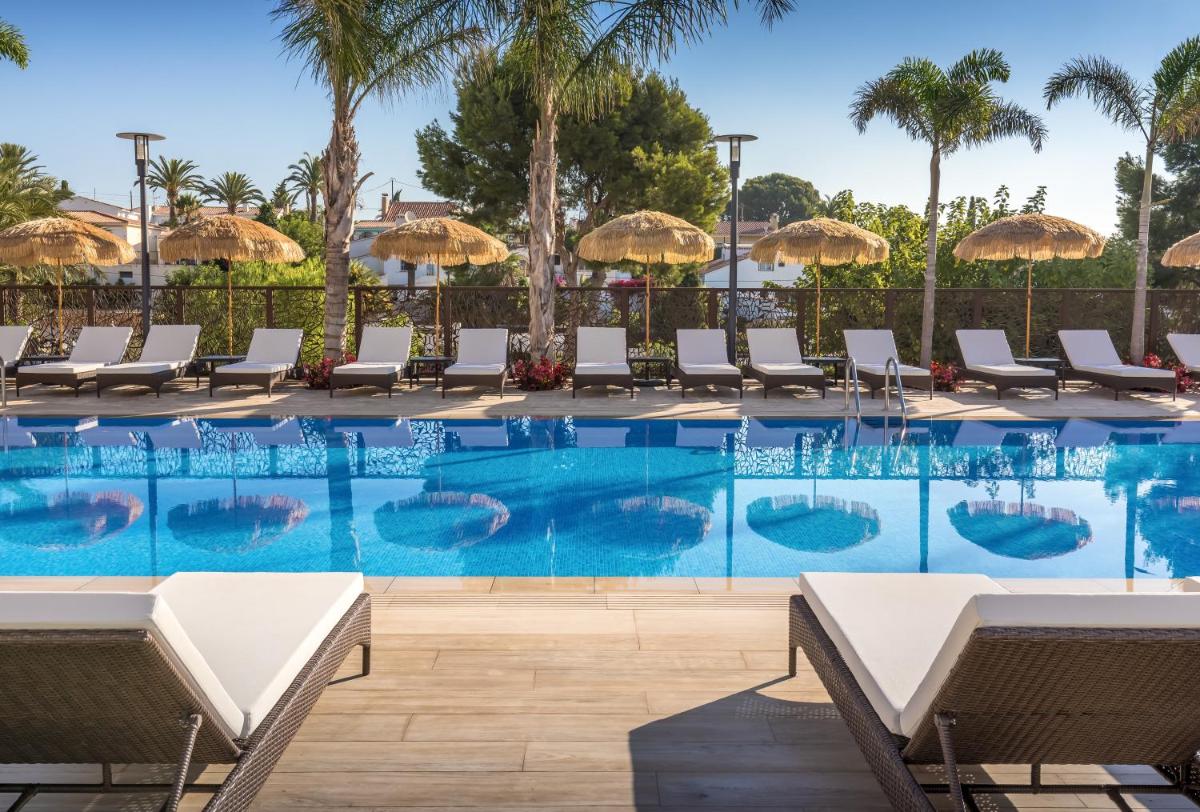 una piscina con sillas y sombrillas en un resort en Barceló la Nucía Hills, en La Nucía