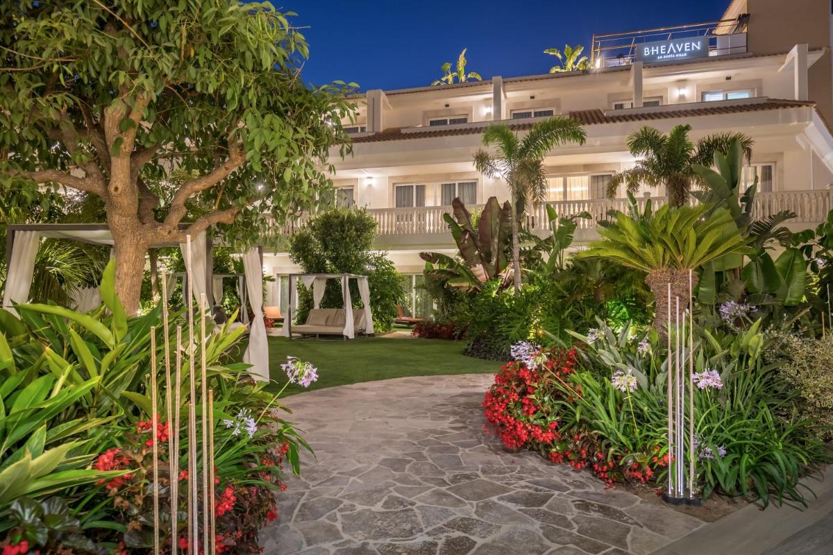un jardín frente a un hotel con flores en Barceló la Nucía Hills, en La Nucía