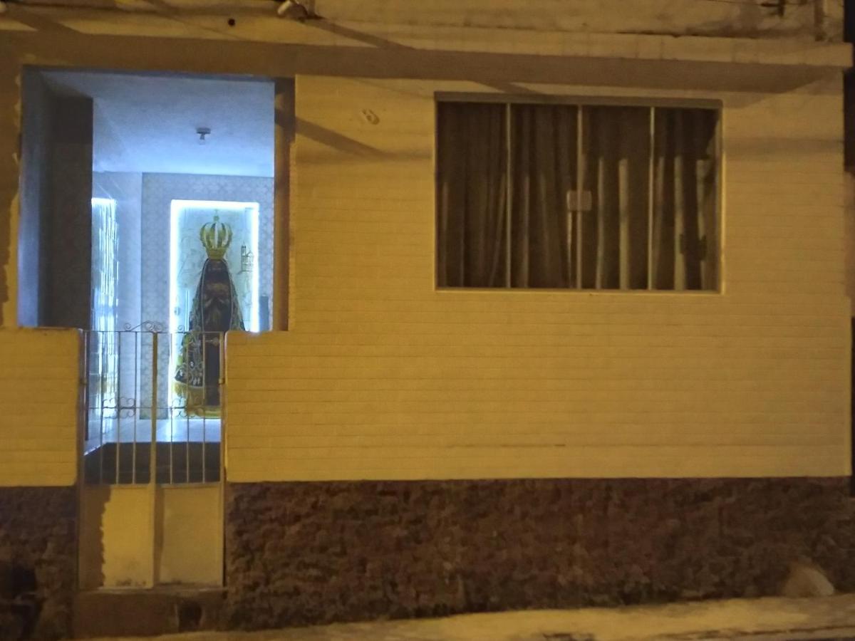 Casa Inteira a 1 Quarteirão da Basílica com garagem - Housity