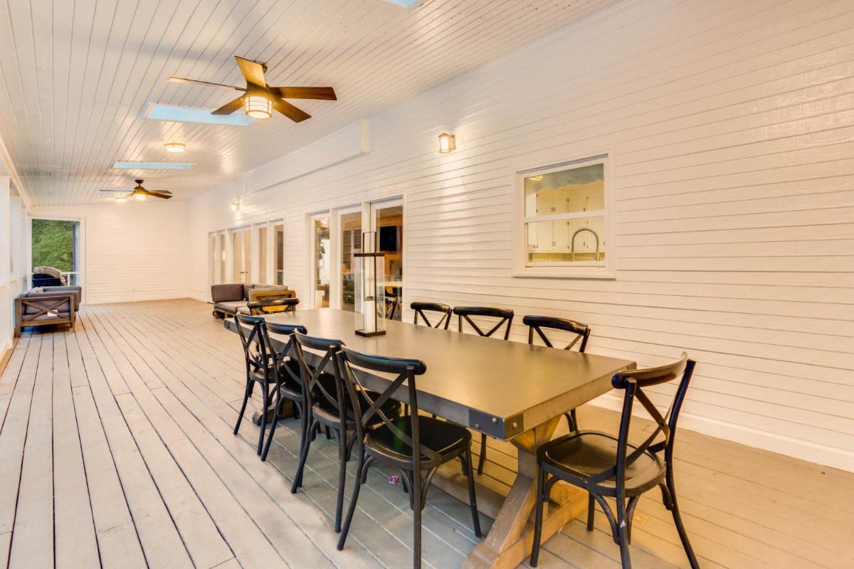 The Villa Rose Estate - PRIVATE POOL SLEEPS 16 - Housity